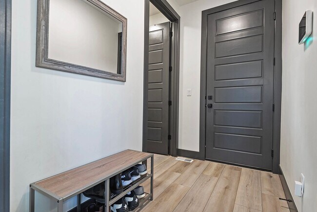 Building Photo - 423 W Red Wolf Dr