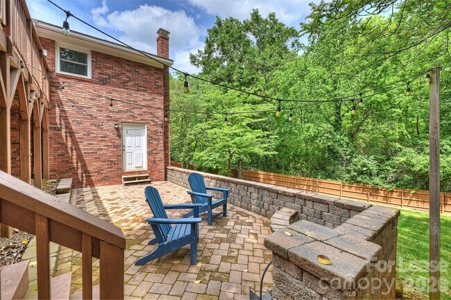 Building Photo - 2027 Wensley Dr