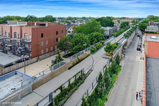 Building Photo - 2410 W Bloomingdale Ave