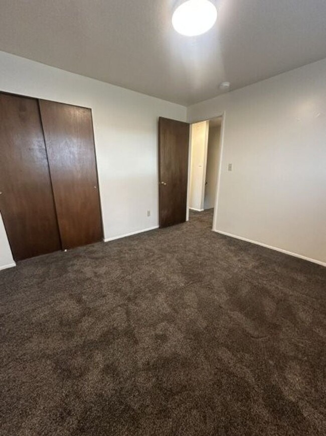 Building Photo - 700 700 W