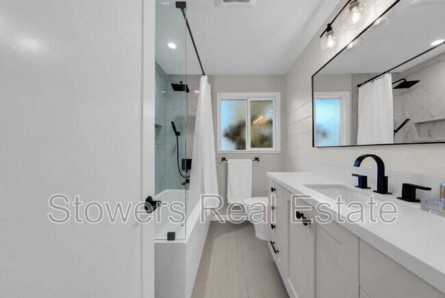 Building Photo - 627 N Silverado Dr