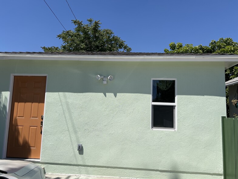 Primary Photo - 324 W Olive Ave