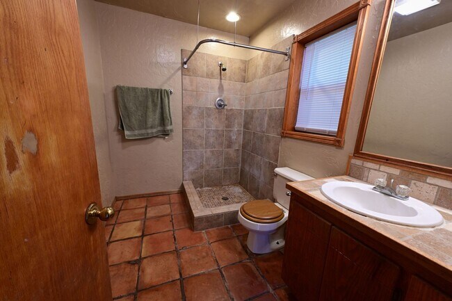 Building Photo - (4) Bed/(2) Bath SE Norman! Country Living!