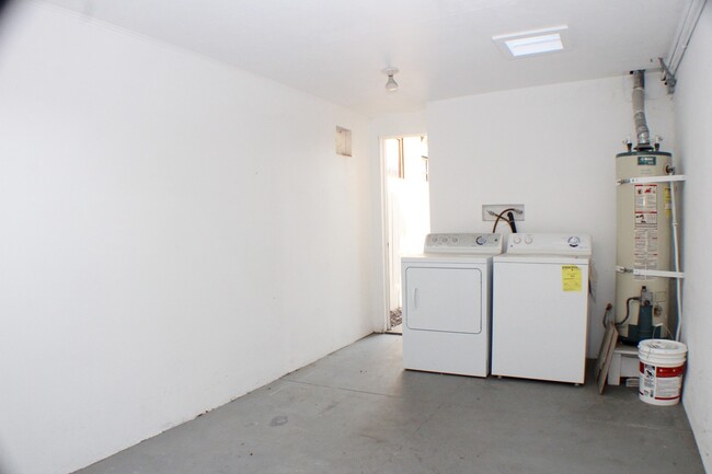 Building Photo - Charming 2BR/1BA House in OB W/ parking, W...