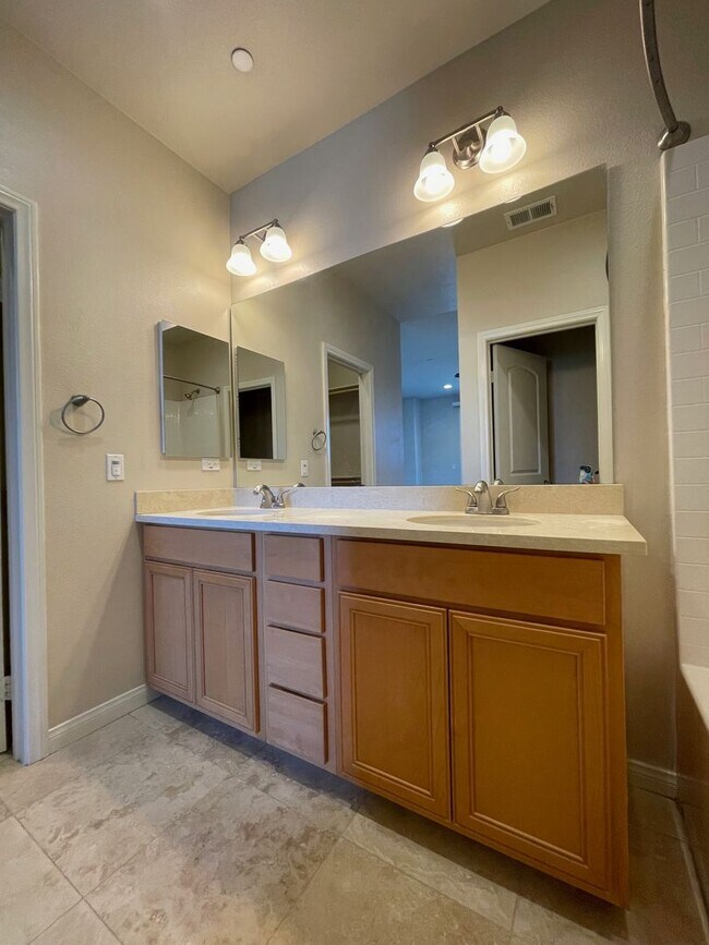 Building Photo - 534 Camden Yards Wy
