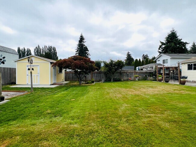 Building Photo - Beautiful yard, 3 bedroom 1 bath rambler i...