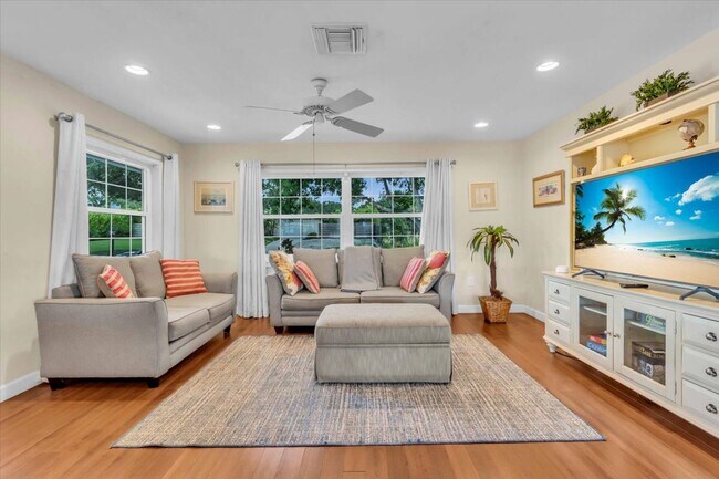 Building Photo - 2732 Valencia Dr