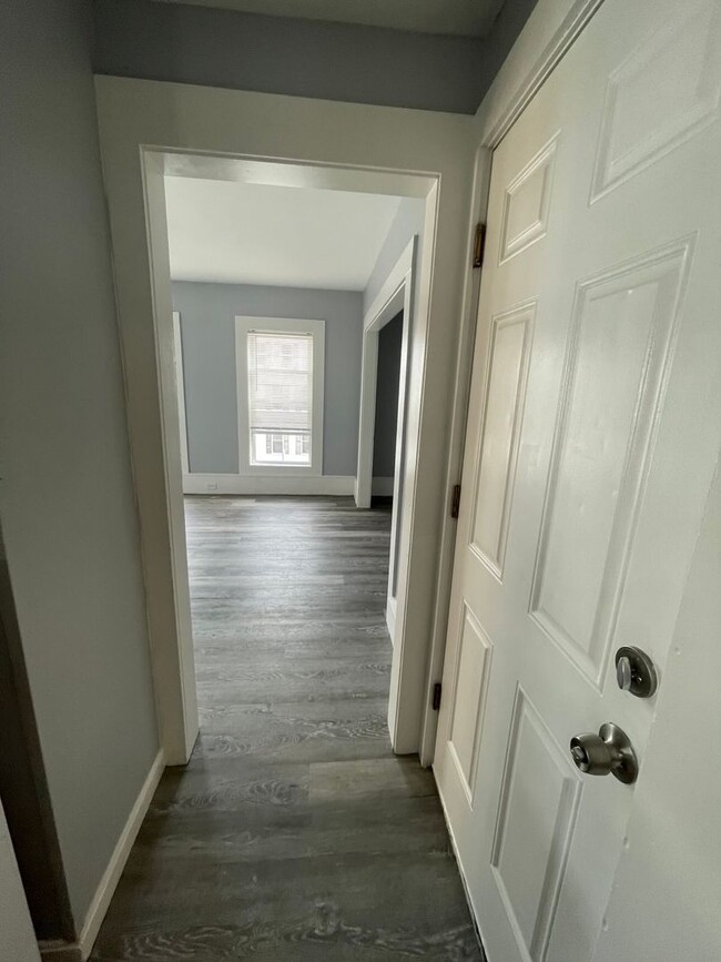 Building Photo - Second floor 4 Bedroom 1 Bathroom Two Stor...
