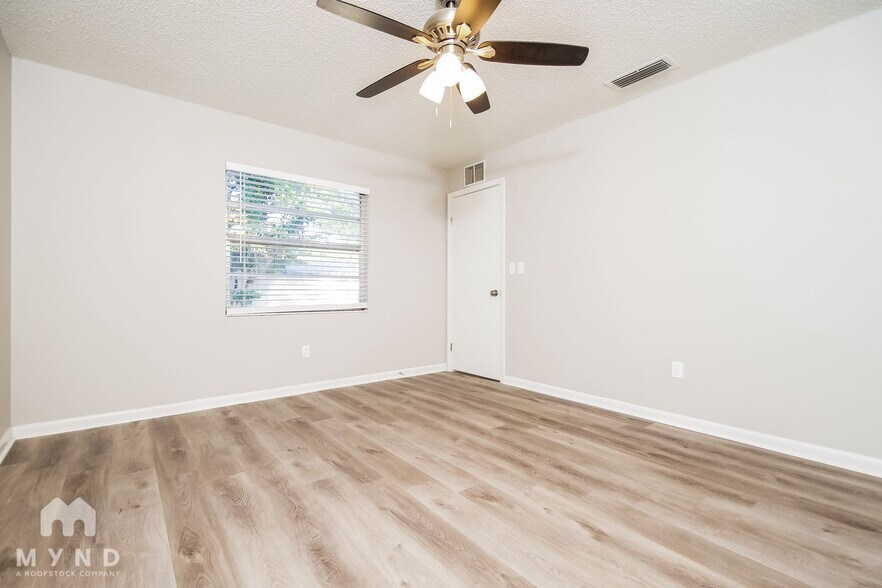 Building Photo - 3929 Oak Hammock Dr