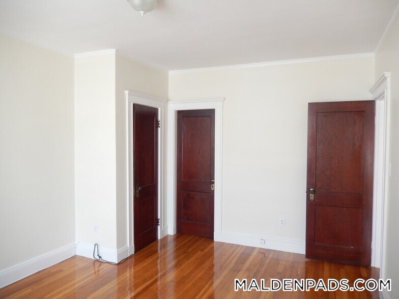 Building Photo - 94 Maple St