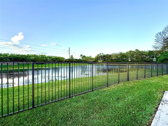 Building Photo - 400 Alexandra Cir