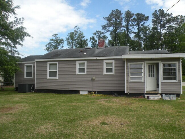 Building Photo - Single Family Home Just Minutes From MCAS Cherry Point!