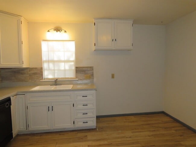 Building Photo - Charming 2 Bedroom, 1-1/2 Bath Duplex in T...