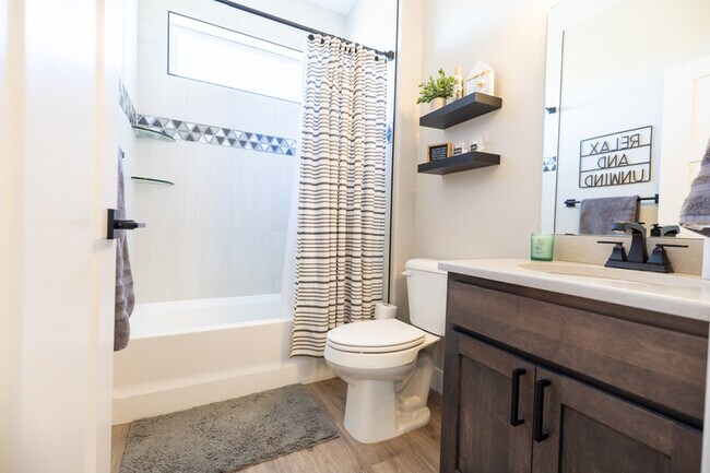 Building Photo - 2428 Sunshine Dr