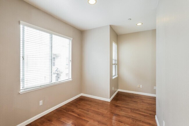 Building Photo - 572 Blackwood Terrace