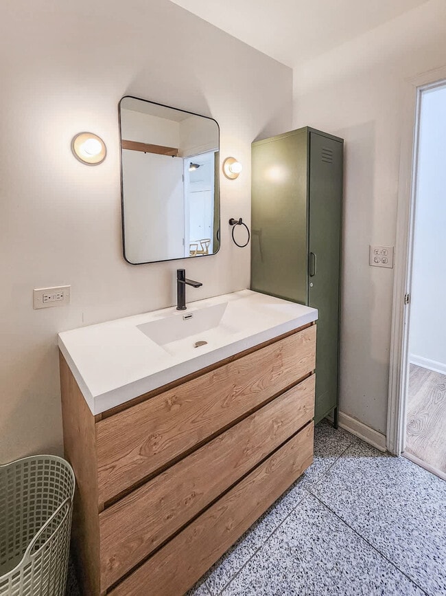 Building Photo - 1411 W Grand Ave