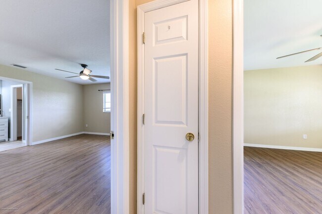 Building Photo - price drop!! PET FRIENDLY- WATERFRONT- SPACIOUS- CENTRAL LOCATION