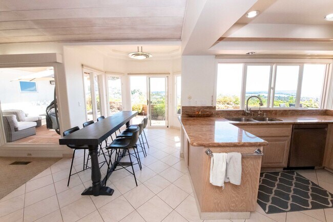Building Photo - Amazing La Jolla North PB home with panora...