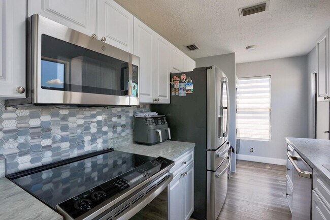 Building Photo - 6052 Lace Wood Cir