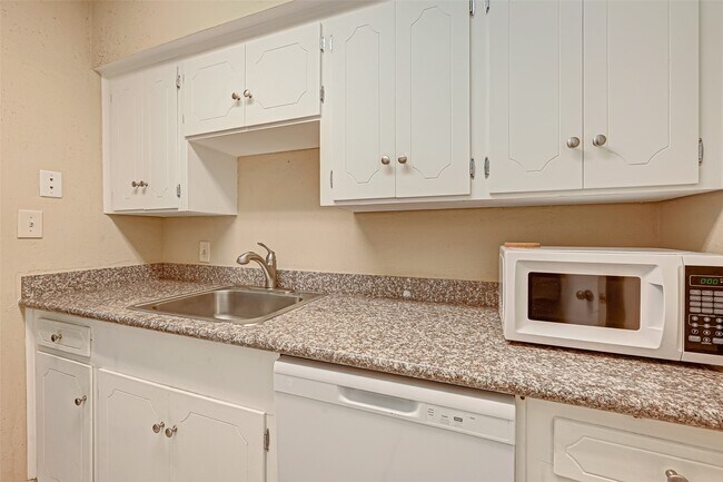 Building Photo - 2121 Fountain View Dr