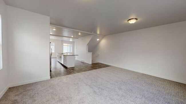 Building Photo - LUXURY TOWNHOME IN OREM!!!