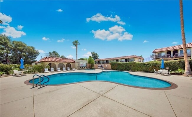 Building Photo - CLEAN & QUIET 2 BED 1 BATH CONDO