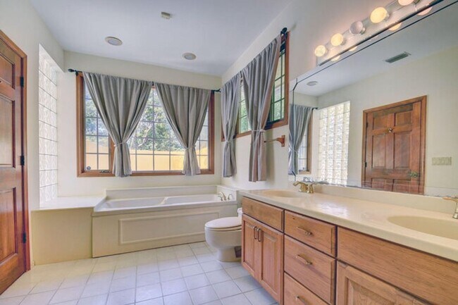 Building Photo - 9033 Winding Woods Dr