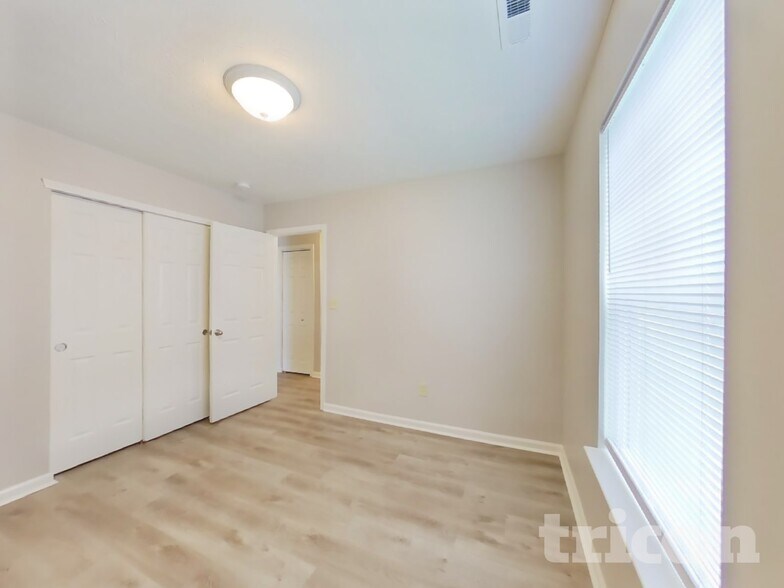 Building Photo - 949 Knox Dr