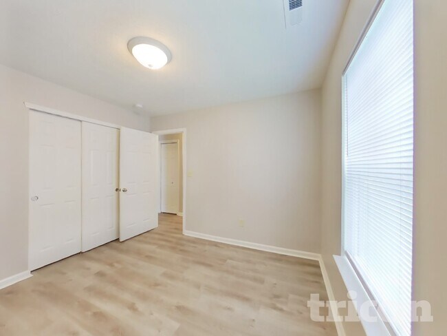 Building Photo - 949 Knox Dr