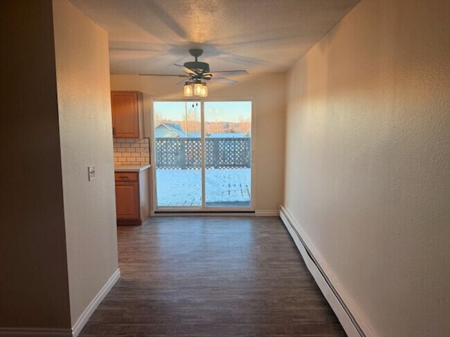 Building Photo - 3 Bedroom Apartment in Jewel Lake w/ Garage and Large Deck!