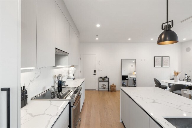 Building Photo - 75 W Broadway