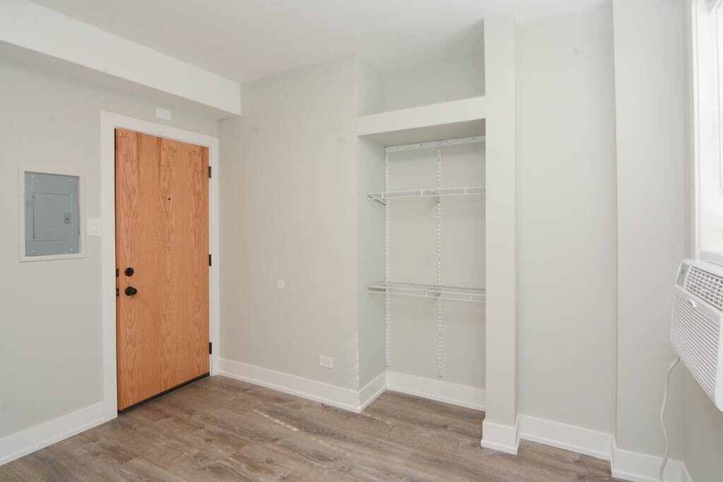 Building Photo - 510 W Belmont Ave
