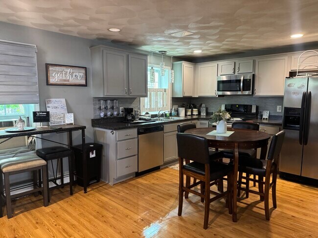 Building Photo - Spacious 2-Bedroom, 1.5-Bath Main-Floor Home in Providence