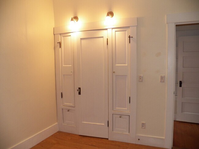 Building Photo - Beautiful Cottage in the Hollywood Distric...