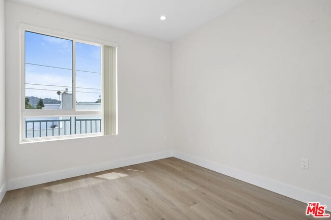 Building Photo - 11042 La Maida St