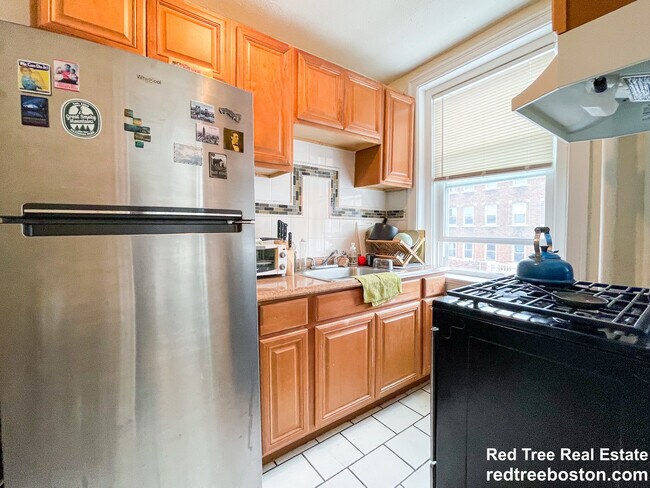 Building Photo - 248 Kelton St