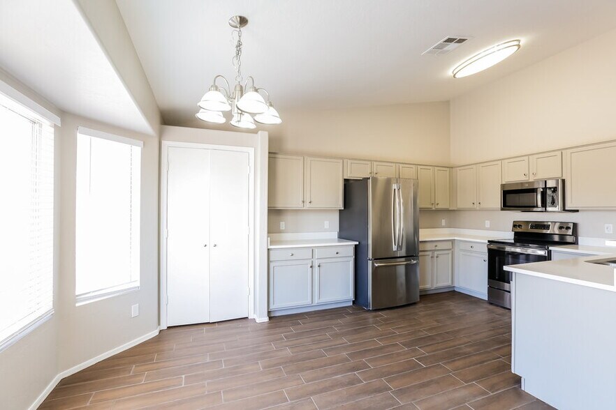 Building Photo - 523 N Bailey Cir