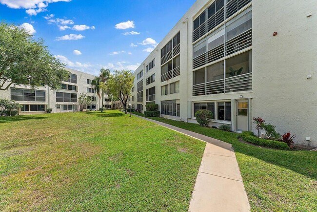 Building Photo - 3186 Via Poinciana