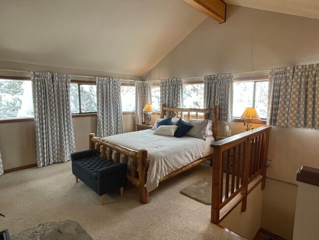 Building Photo - Beautiful furnished house in Stateline available now!