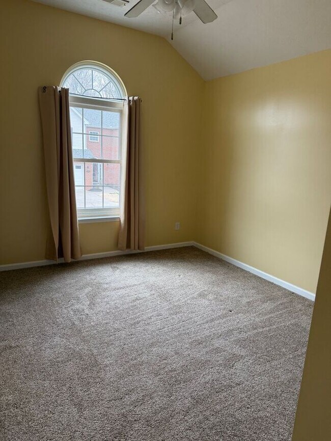 Building Photo - Maintenance Free Living 3 Bed/2.5 Bath