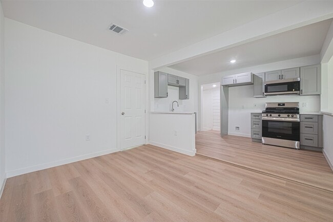Building Photo - 606 Cresline St