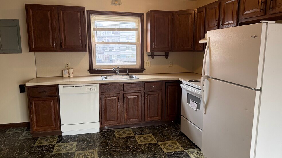 Building Photo - 541 Revere St