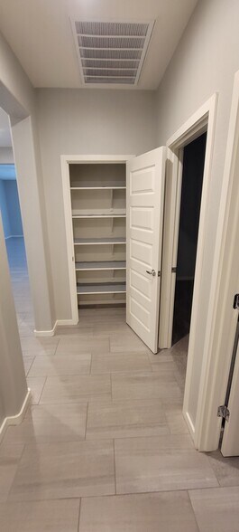 Building Photo - 3012 E Quenton St