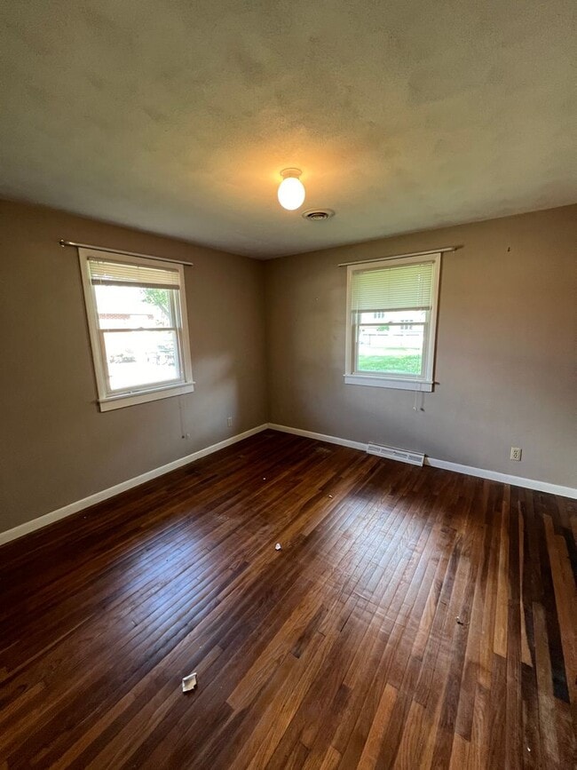 Building Photo - Welcome to this charming 3 bedroom, 2.5 ba...