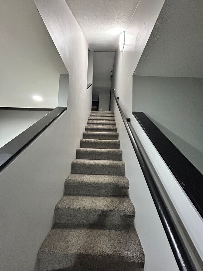 Building Photo - Unique two bedroom 1 1/2 bath with additio...