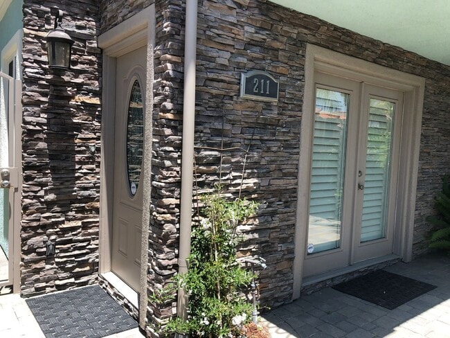 Building Photo - Three-story downtown home two blocks from ...