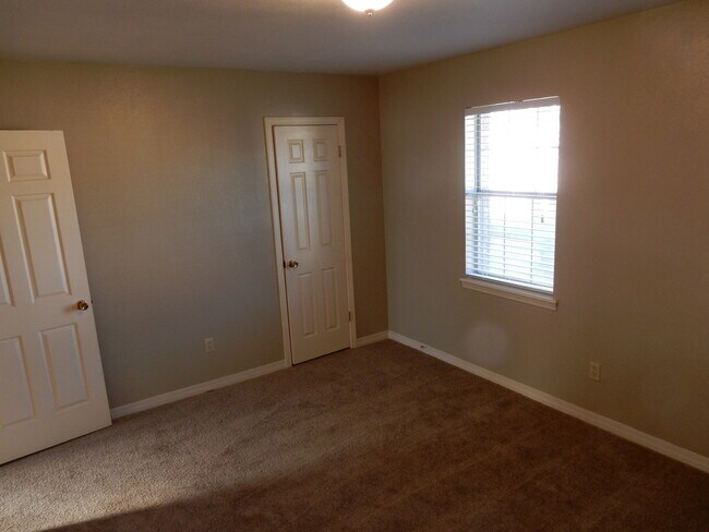 Building Photo - 2 Bedroom 1.5 bath Townhome $300 off 1st Month Special