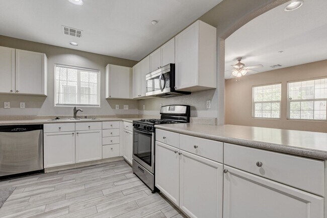 Building Photo - Beautiful 2 Story, 3 Bedroom Home Northwest!