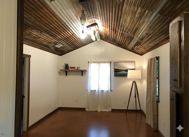 Building Photo - 601 Live Oak St