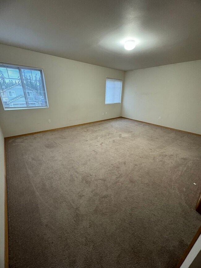 Building Photo - Newer Home in Summerset